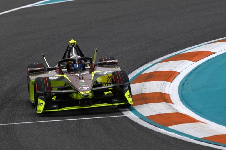 Pepe Martí recuperó tres posiciones en parrilla para sumar dos nuevos puntos en el Miami E-Prix 2026.