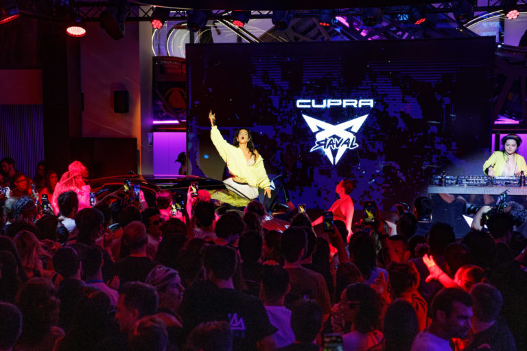03 Nathy Peluso y Guitarricadelafuente protagonizan el lanzamiento global del CUPRA Raval en Barcelona y Madrid HQ